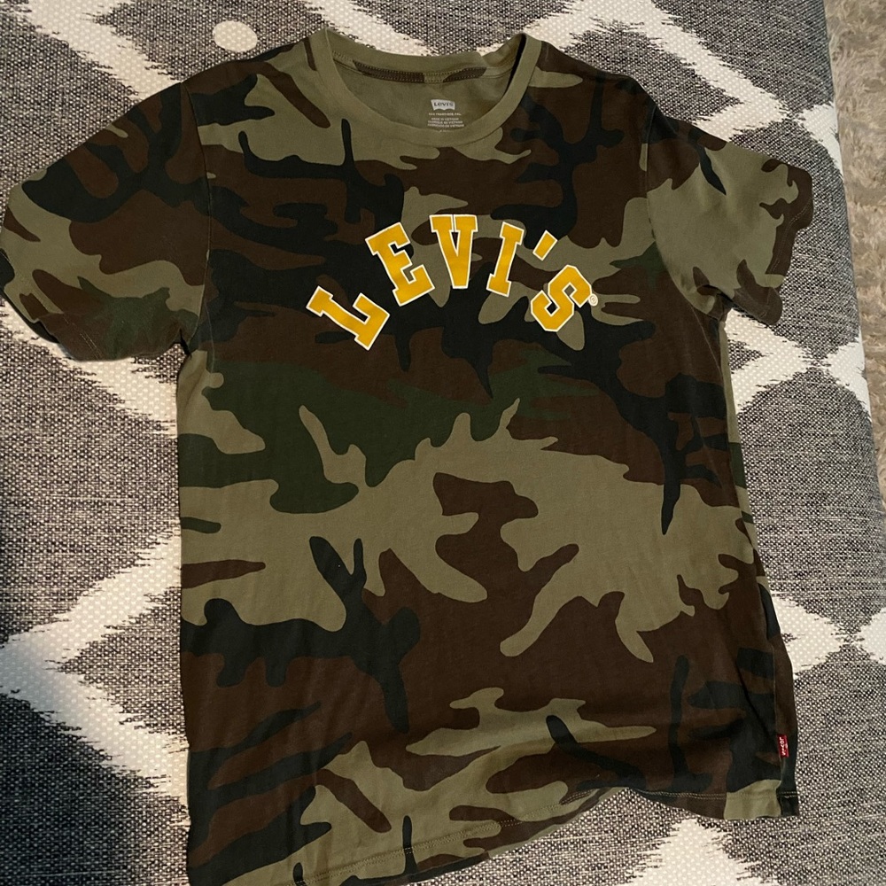 Levi t-shirt size small